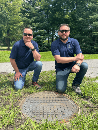 Jason et Blair, membres de l’équipe Hiboo, présentent notre première chambre d’accès pour câbles à fibre optique, installée cette année à Kanata-Nord